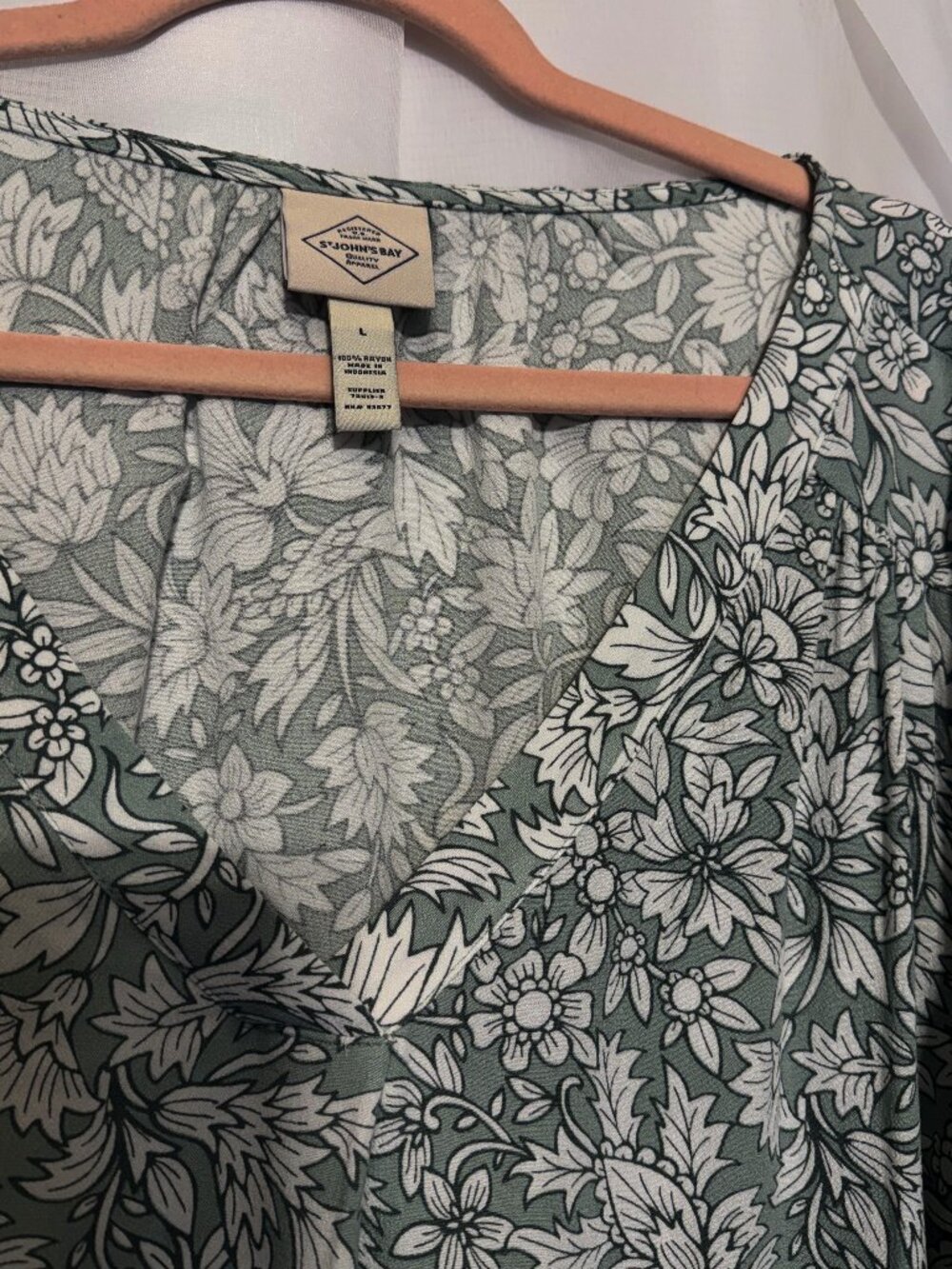 St. Johns Bay Mint Green and White Floral V-Neck Tunic - Like New Condition - Picture 8 of 9